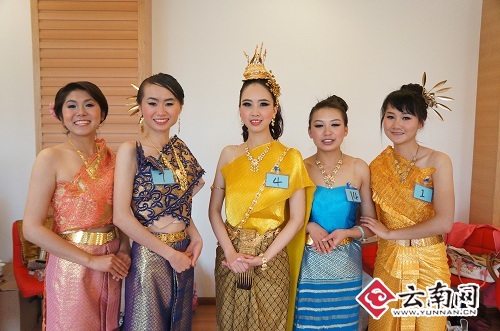 中国学生穿上泰国民族服装