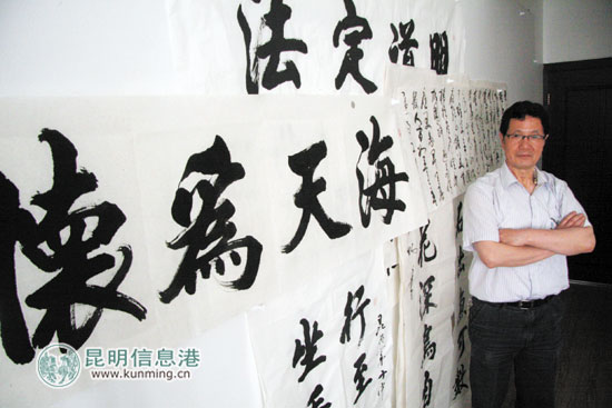 /enpproperty--> 在丁炳的书房里,一面墙上挂满了他的书法作品。实习记者王中杰/摄 生活感悟 学会微笑 心平字更潇洒 在近50年的习字时光里,因为养病,丁炳有11年隐退书法圈。但是11年过后,丁炳的字体更显潇洒,同时,他的性格也发生了改变。 在女儿的印象里,父亲原来很少笑。在妻子眼里,丁炳不但心直口快,还脸快,有什么不满立刻会在脸上显现出来。丁炳说:养病那11年里确实让我的性格改变不少,年轻时心高气傲,鲜少有笑容。我生病时,女儿就教我微笑,她说爸爸,笑很简单,嘴角向上翘就好了,后来