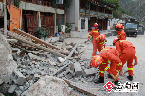丽江消防参加迪庆8.31地震救援疏散群众112